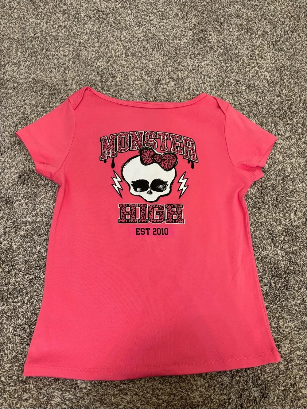 NWOT Mattel Monster High women’s Hot Pink Graphic Short Sleeve Tee Sz medium - Picture 1 of 3